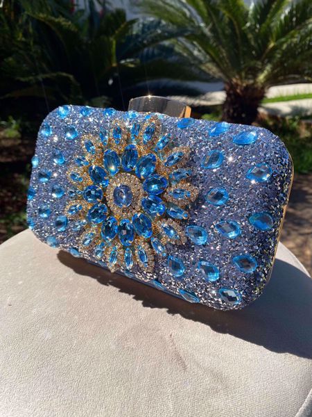 Imagem de BOLSA146 - Bolsa azul serenity de pedraria flor com detalhes em dourado